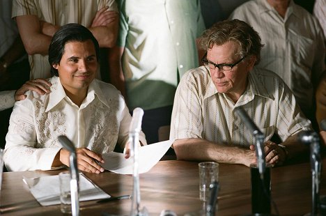 Michael Peña, John Malkovich - Chavez - Z filmu