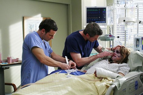 Justin Chambers, Eric Dane - Grey's Anatomy - Some Kind of Miracle - Photos