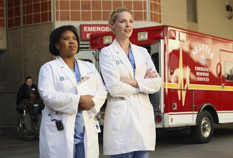 Chandra Wilson, Katherine Heigl - Grey's Anatomy - Wishin' and Hopin' - Photos