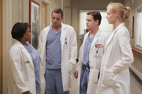 Chandra Wilson, Justin Chambers, T.R. Knight, Katherine Heigl - Grey's Anatomy - Don't Stand So Close to Me - Photos