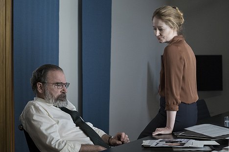 Mandy Patinkin, Miranda Otto - Homeland - Zradca - Volajte Saulovi - Z filmu