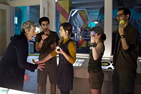 Peter Capaldi, Zaqi Ismail, Jenna Coleman, Arsher Ali - Doctor Who - Spuk im See - Filmfotos