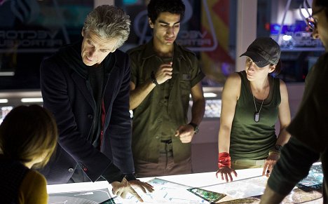 Peter Capaldi, Zaqi Ismail, Morven Christie - Doctor Who - Spuk im See - Filmfotos