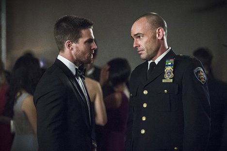 Stephen Amell, Paul Blackthorne - Arrow - Unter Brüdern - Filmfotos