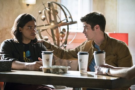 Carlos Valdes, Grant Gustin - The Flash - The Darkness and the Light - Photos