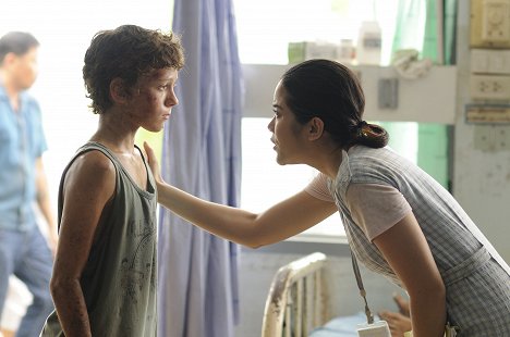Tom Holland, Ploy Jindachote - The Impossible - Filmfotos
