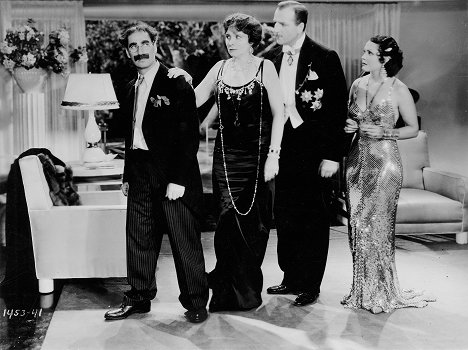 Groucho Marx, Margaret Dumont, Louis Calhern, Raquel Torres - La Soupe au canard - Film
