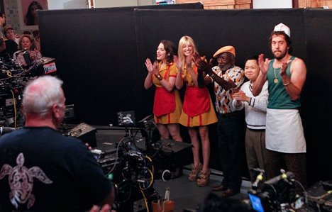 Kat Dennings, Beth Behrs, Garrett Morris, Matthew Moy, Jonathan Kite - 2 Broke Girls - Tournage