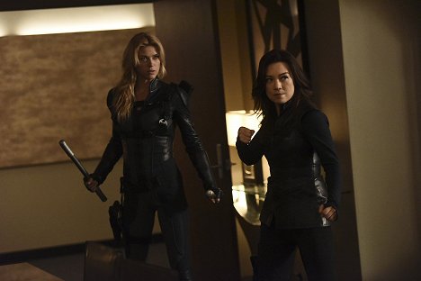 Adrianne Palicki, Ming-Na Wen - Agents of S.H.I.E.L.D. - Among Us Hide... - Photos