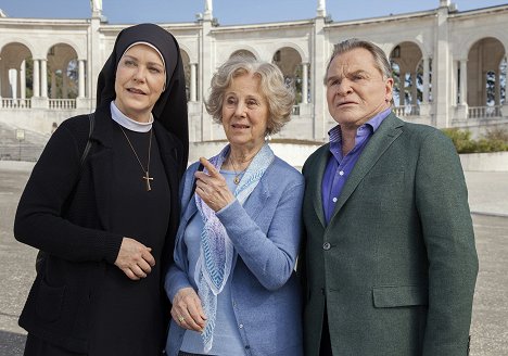 Janina Hartwig, Bibiana Zeller, Fritz Wepper - Um Himmels Willen - Das Wunder von Fatima - Filmfotos