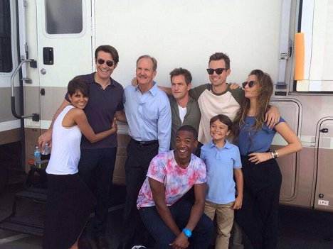 Halle Berry, Goran Visnjic, Michael O'Neill, Maury Sterling, Tyler Hilton, Pierce Gagnon, Grace Gummer - Extant - Van de set