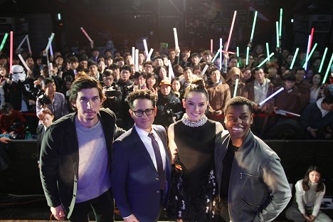 Adam Driver, J.J. Abrams, Daisy Ridley, John Boyega - Star Wars: The Force Awakens - Tapahtumista