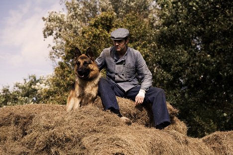 Bas Muijs - Snuf de hond en de jacht op vliegende Volckert - Kuvat elokuvasta