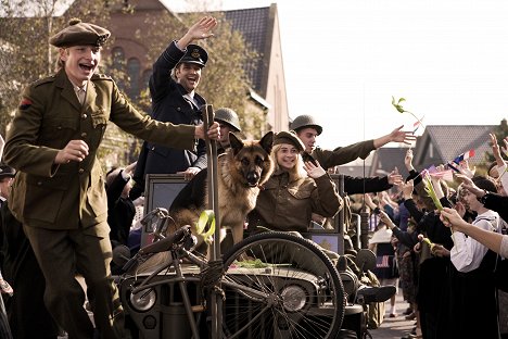Tom van Kalmthout, Bas Muijs, Vivian van Huiden - Snuf de hond en de jacht op vliegende Volckert - Filmfotos