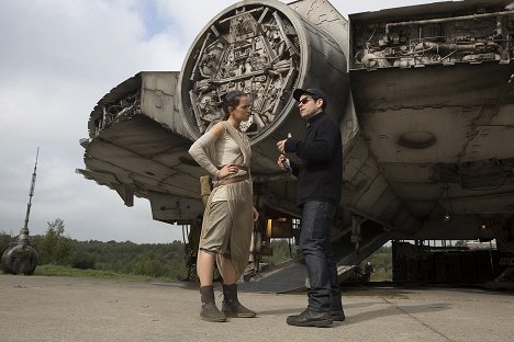 Daisy Ridley, J.J. Abrams - Star Wars: Az ébredő Erő - Forgatási fotók