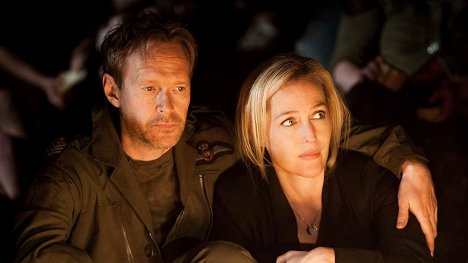 Steven Mackintosh, Gillian Anderson - Robot Overlords - Herrschaft der Maschinen - Filmfotos