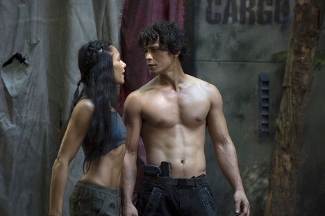 Nicole Hombrebueno, Bob Morley - The 100 - Earth Skills - Kuvat elokuvasta