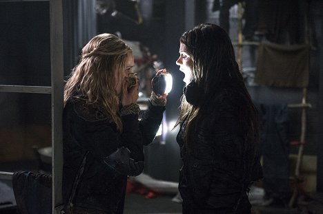 Eliza Taylor, Marie Avgeropoulos - The 100 - I Am Become Death - Photos