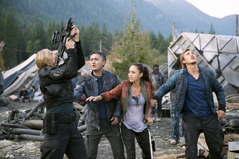 Kendall Cross, Alessandro Juliani, Lindsey Morgan, Steve Talley - The 100 - Many Happy Returns - Photos