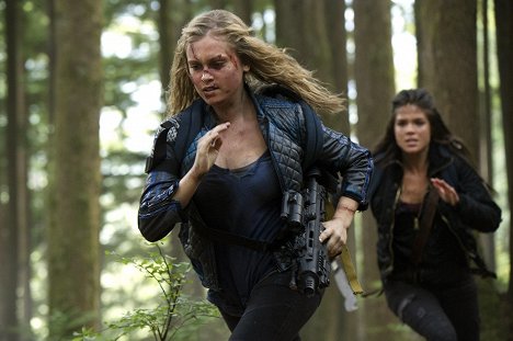 Eliza Taylor, Marie Avgeropoulos - The 100 - Human Trials - Photos