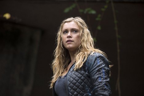 Eliza Taylor - The 100 - Survival of the Fittest - Photos