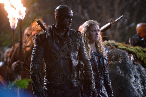 Ricky Whittle, Eliza Taylor - The 100 - Sang pour sang : Partie 1 - Film