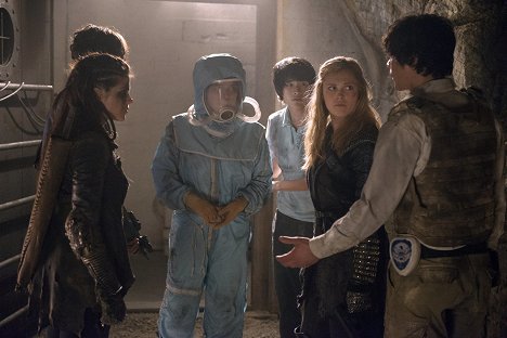 Marie Avgeropoulos, Eve Harlow, Christopher Larkin, Eliza Taylor - The 100 - Blood Must Have Blood: Part 2 - Photos