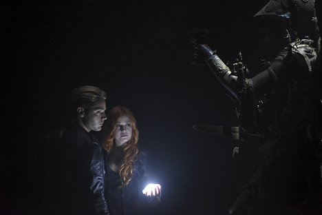 Dominic Sherwood, Katherine McNamara - Shadowhunters: The Mortal Instruments - The Descent Into Hell Isn't Easy - Photos