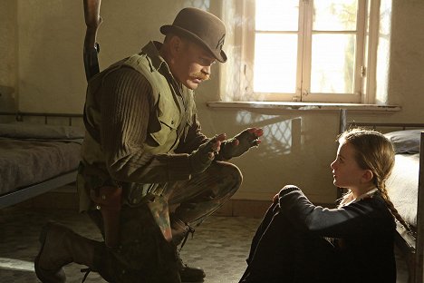 Neal McDonough, Chiara Aurelia - Agent Carter - The Iron Ceiling - Filmfotos