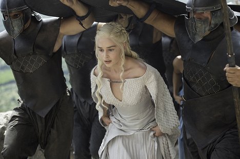 Emilia Clarke - Hra o trůny - Dům černé a bílé - Z filmu