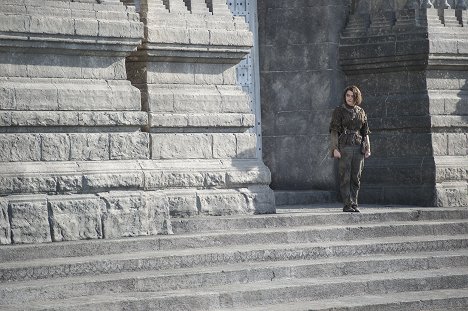 Maisie Williams - Game of Thrones - The House of Black and White - Photos