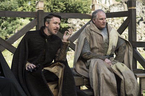 Aidan Gillen, Rupert Vansittart - Game of Thrones - The Wars to Come - Van film