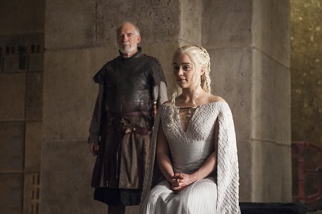 Ian McElhinney, Emilia Clarke - Game of Thrones - The Wars to Come - Photos