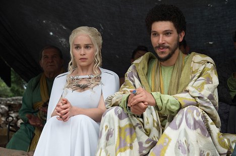 Emilia Clarke, Joel Fry - Game of Thrones - The Gift - Photos