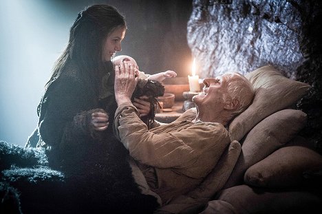 Hannah Murray, Peter Vaughan - Game of Thrones - The Gift - Photos