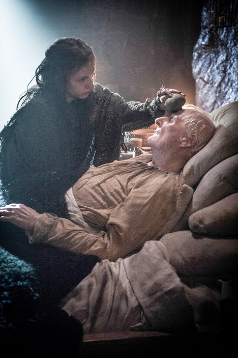 Hannah Murray, Peter Vaughan - Game of Thrones - The Gift - Photos