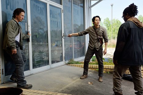 Michael Traynor, Steven Yeun, Corey Hawkins - The Walking Dead - Vállvetve - Filmfotók