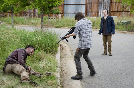 Alec Rayme, Chandler Riggs, Austin Abrams - The Walking Dead - Kämpfer - Filmfotos