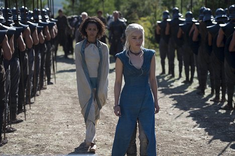 Nathalie Emmanuel, Emilia Clarke - Game Of Thrones - Zwei Schwerter - Filmfotos