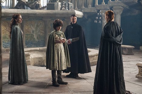 Kate Dickie, Lino Facioli, Aidan Gillen, Sophie Turner - Game of Thrones - First of His Name - Photos