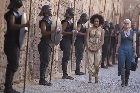 Nathalie Emmanuel, Emilia Clarke - Trónok harca - A büntetés útja - Filmfotók