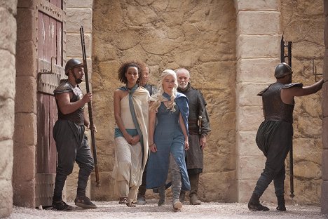 Nathalie Emmanuel, Emilia Clarke, Ian McElhinney - Hra o trůny - A nyní je jeho stráž u konce - Z filmu