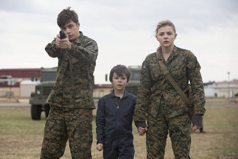 Nick Robinson, Zackary Arthur, Chloë Grace Moretz - Pátá vlna - Z filmu