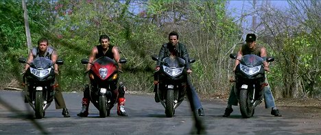 John Abraham, Sanjay M. Singh, Mehul Bhojak - Dhoom - Die Jagd beginnt - Filmfotos