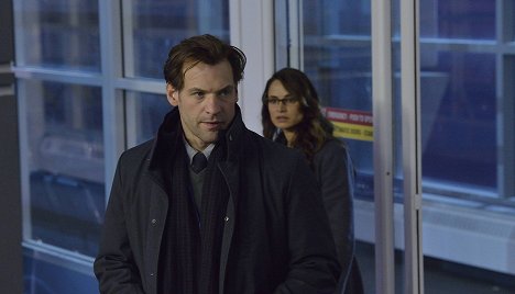 Corey Stoll, Mía Maestro - The Strain - Flug 753 - Filmfotos