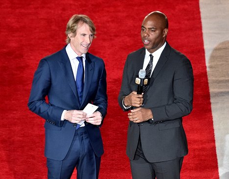 Michael Bay, Kevin Frazier - 13 hodín: Tajní vojaci v Bengázi - Z akcií