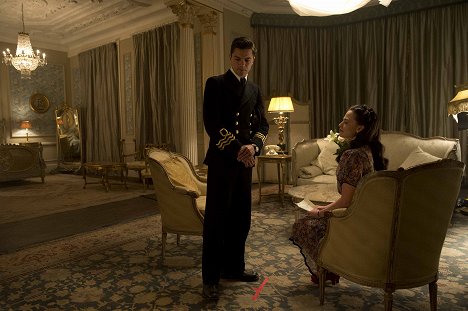 Dominic Cooper, Lara Pulver - Fleming - Episode 3 - Van de set