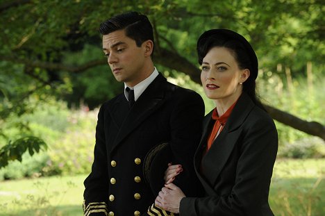 Dominic Cooper, Lara Pulver - Fleming - Episode 4 - Van film