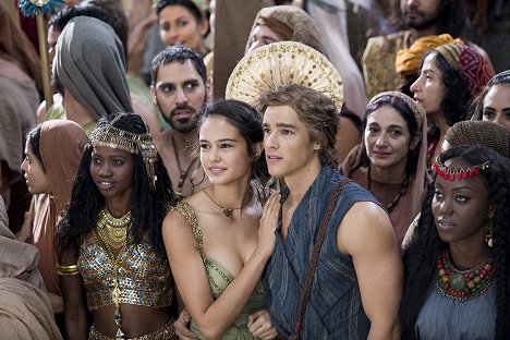 Courtney Eaton, Brenton Thwaites - Gods of Egypt - Photos