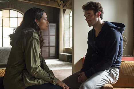 Rosario Dawson, Charlie Cox - Daredevil - The Path of the Righteous - Photos